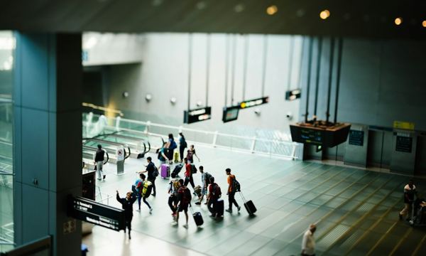 Viajantes com malas no terminal do aeroporto