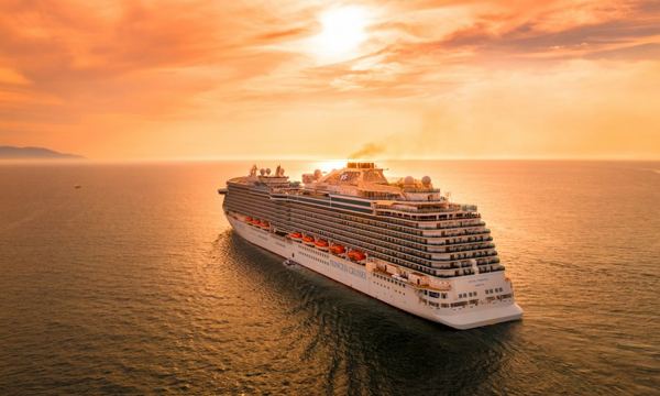 Navio no mar ao pôr do sol
