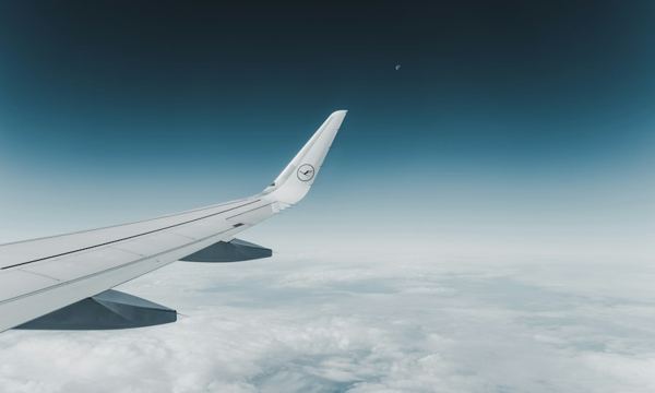 Avião sobre as nuvens