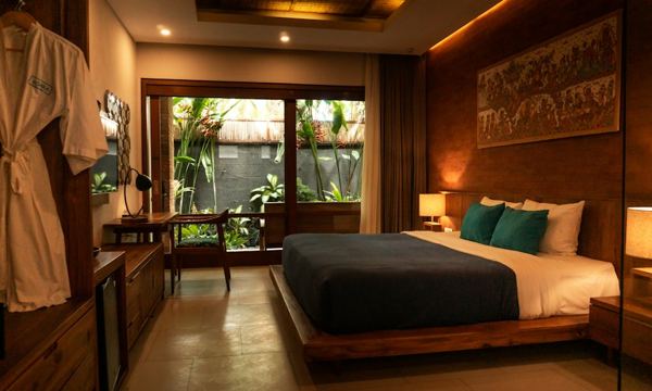 Quarto de hotel com cama de madeira