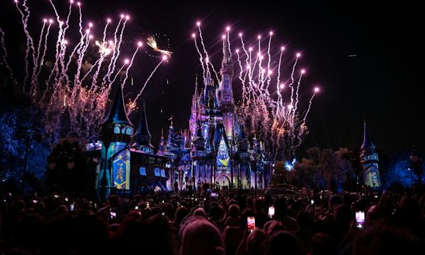 Castelo da Disney iluminado com fogos à noite