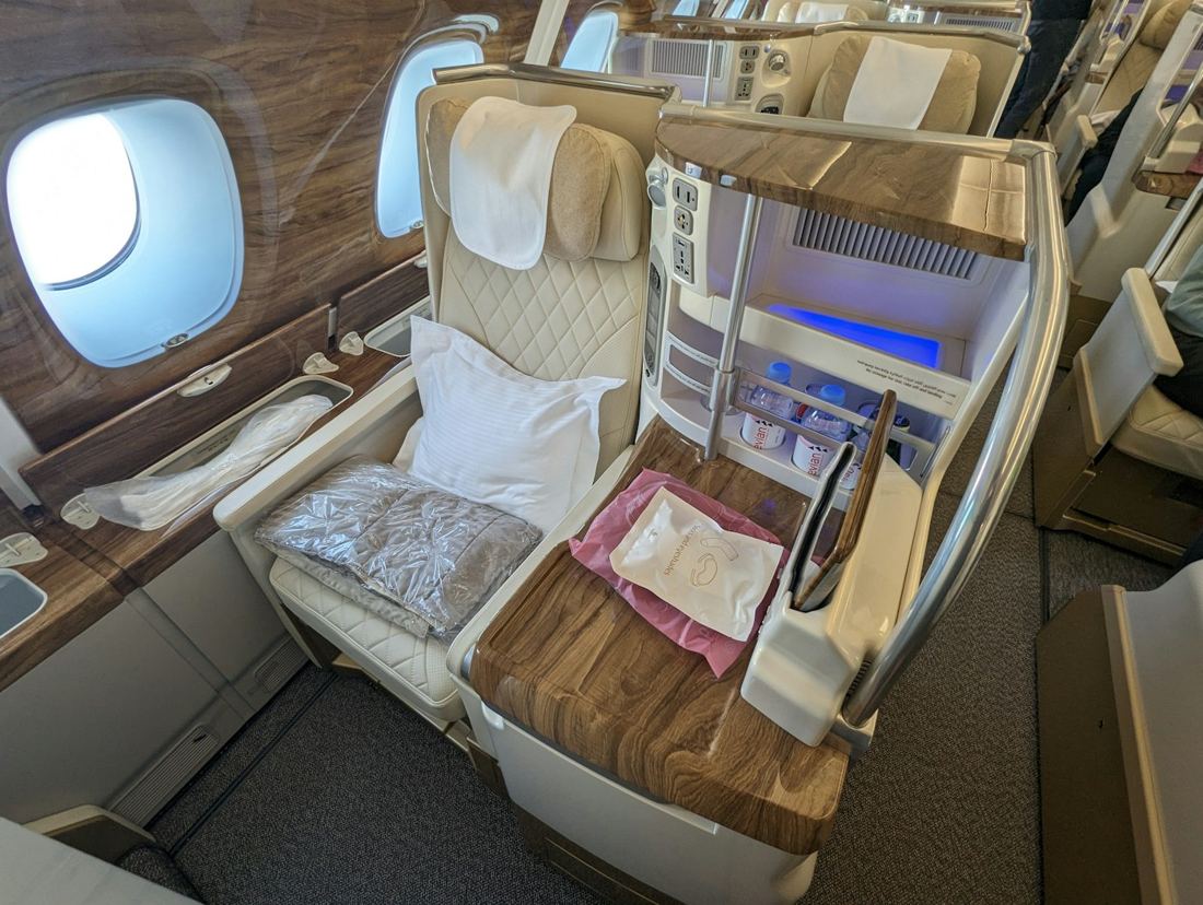 Assento-cama de classe executiva em avião